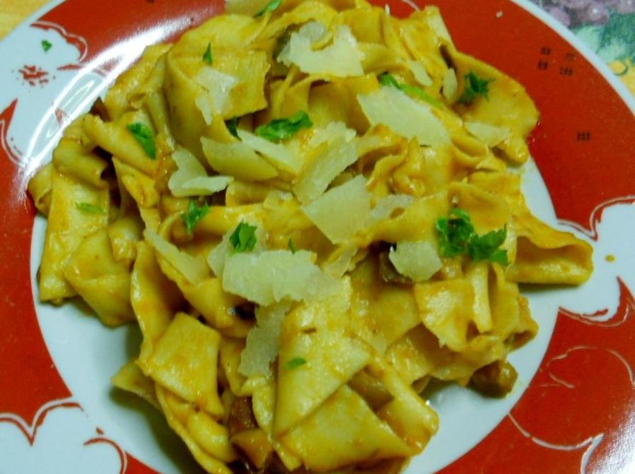 Tagliatelle fatte in casa con funghi e scaglie di grana